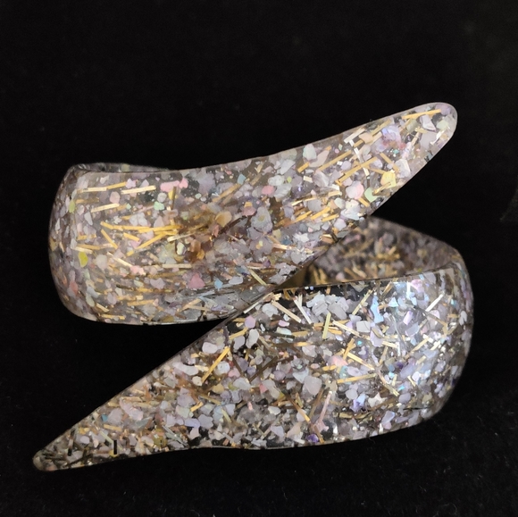 Vintage lucite confetti hinged cuff bracelet - Picture 1 of 14